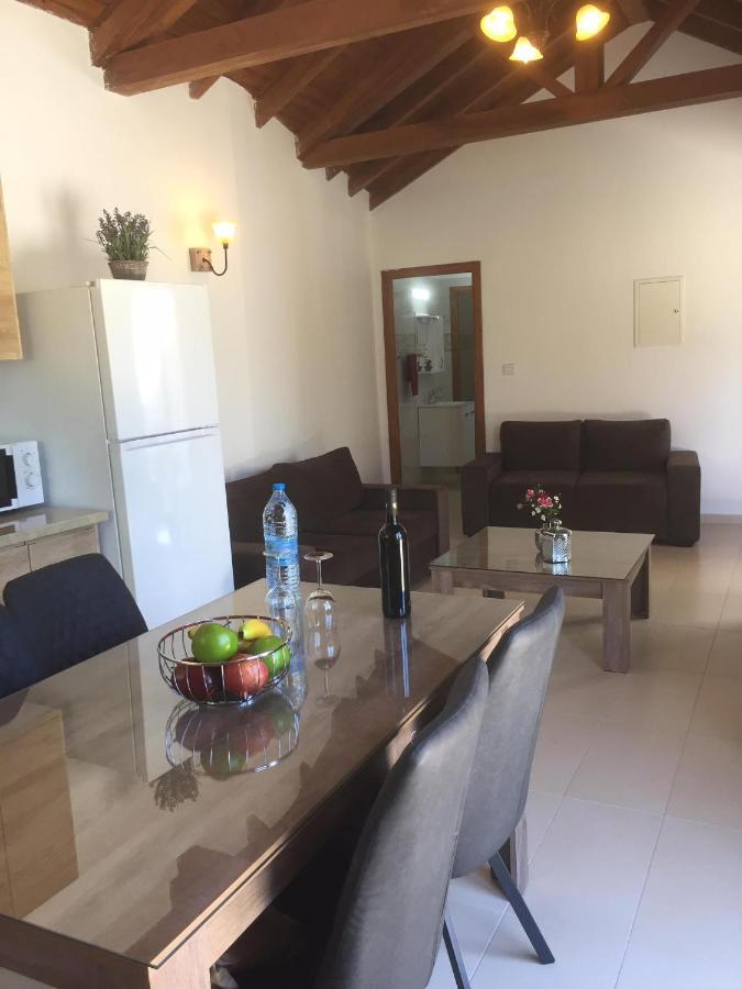 Love Holiday Suite 2 Tris Elies Екстериор снимка